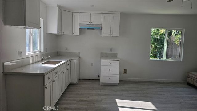 17615 Victory Boulevard, Lake Balboa, CA 91406