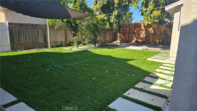 17615 Victory Boulevard, Lake Balboa, CA 91406