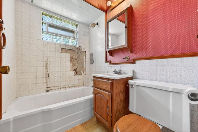 980 Webster AVENUE, Brookfield, WI 53005