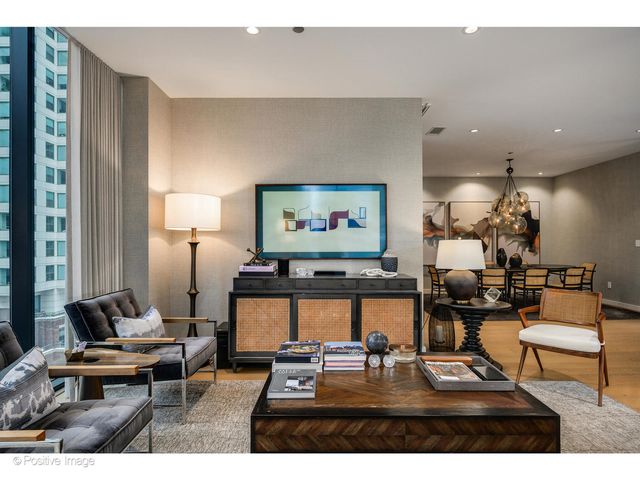 56 W HURON Street 5, Chicago, IL 60654