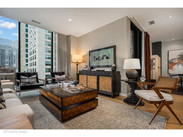 56 W HURON Street 5, Chicago, IL 60654