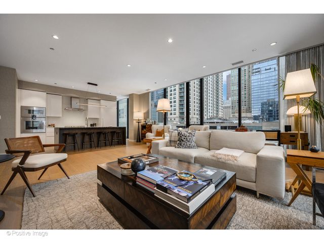 56 W HURON Street 5, Chicago, IL 60654