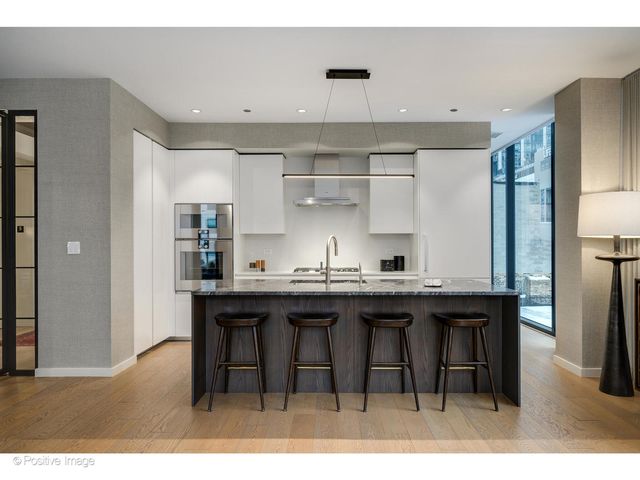 56 W HURON Street 5, Chicago, IL 60654