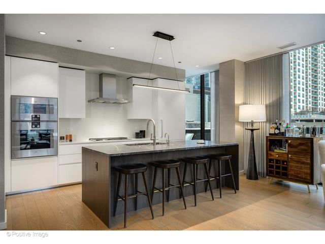 56 W HURON Street 5, Chicago, IL 60654