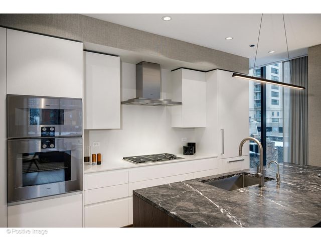 56 W HURON Street 5, Chicago, IL 60654