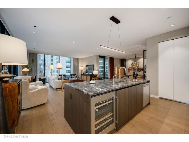 56 W HURON Street 5, Chicago, IL 60654