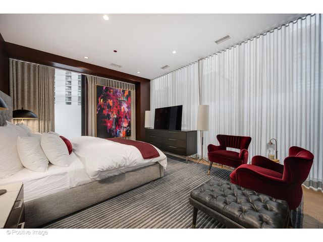 56 W HURON Street 5, Chicago, IL 60654