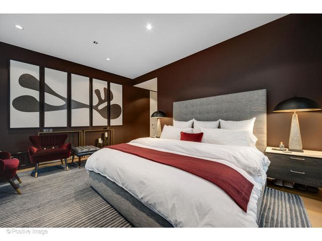 56 W HURON Street 5, Chicago, IL 60654