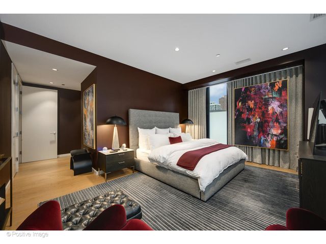 56 W HURON Street 5, Chicago, IL 60654