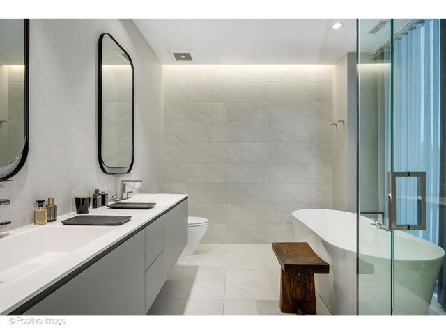 56 W HURON Street 5, Chicago, IL 60654