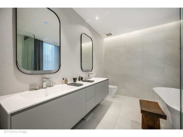 56 W HURON Street 5, Chicago, IL 60654