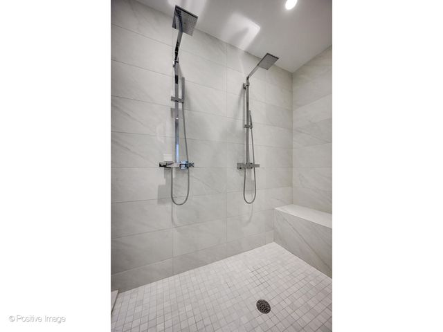 56 W HURON Street 5, Chicago, IL 60654