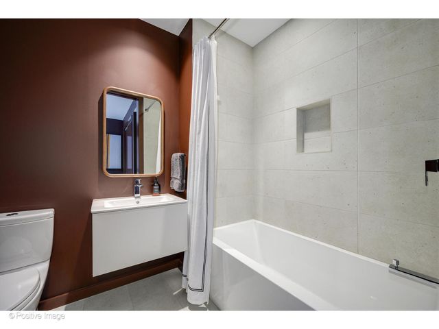 56 W HURON Street 5, Chicago, IL 60654