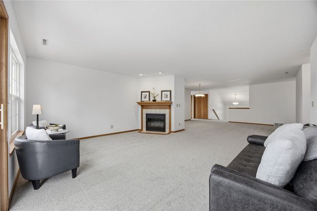 1224 Litchfield Drive B, Hiawatha, IA 52233