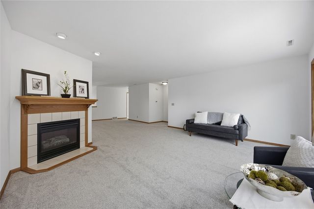 1224 Litchfield Drive B, Hiawatha, IA 52233