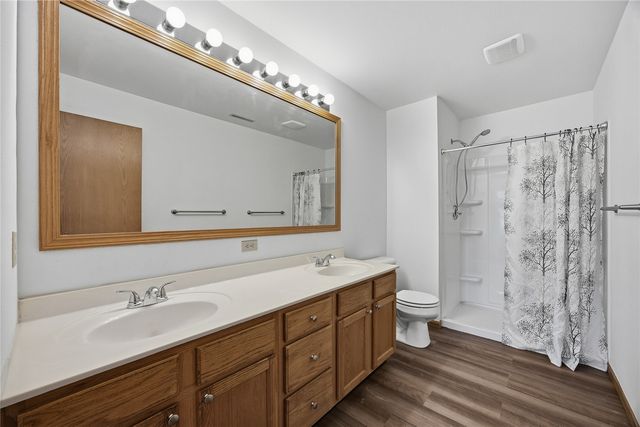 1224 Litchfield Drive B, Hiawatha, IA 52233