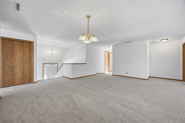 1224 Litchfield Drive B, Hiawatha, IA 52233