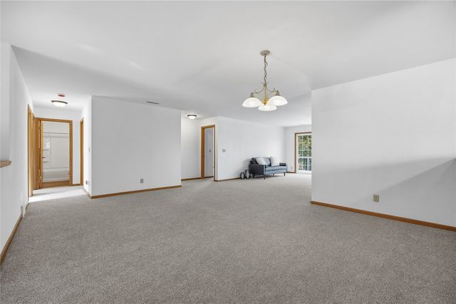 1224 Litchfield Drive B, Hiawatha, IA 52233