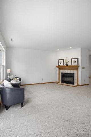 1224 Litchfield Drive B, Hiawatha, IA 52233