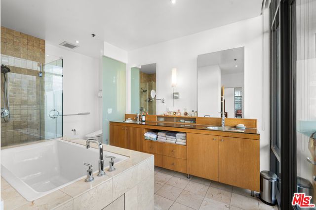 1111 S Grand Avenue PH 1, Los Angeles, CA 90015