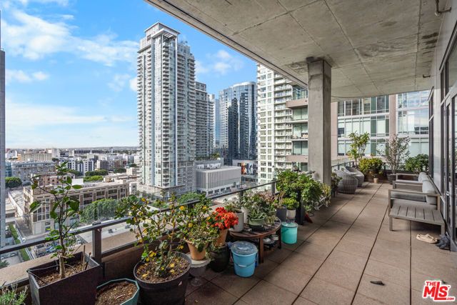 1111 S Grand Avenue PH 1, Los Angeles, CA 90015