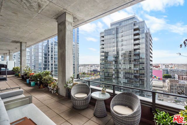 1111 S Grand Avenue PH 1, Los Angeles, CA 90015