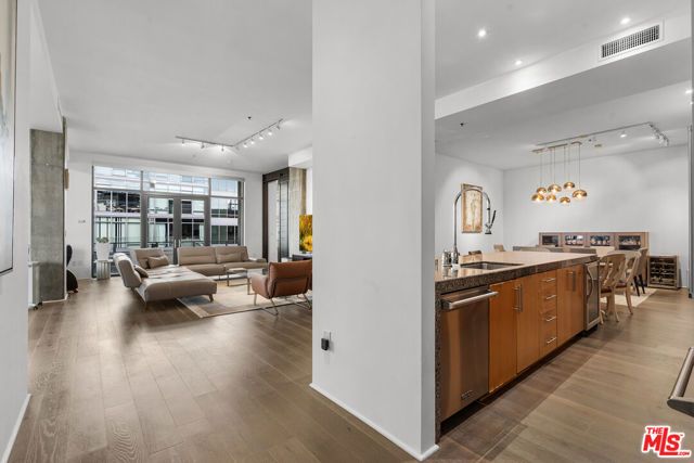 1111 S Grand Avenue PH 1, Los Angeles, CA 90015