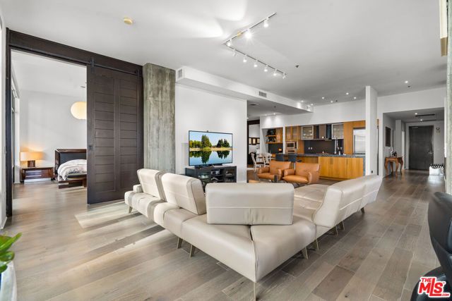 1111 S Grand Avenue PH 1, Los Angeles, CA 90015
