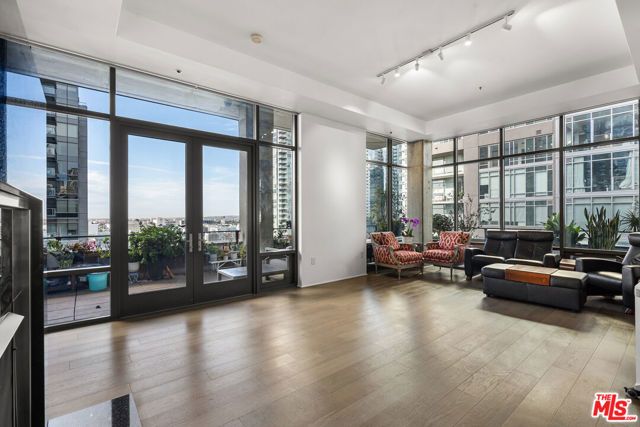 1111 S Grand Avenue PH 1, Los Angeles, CA 90015