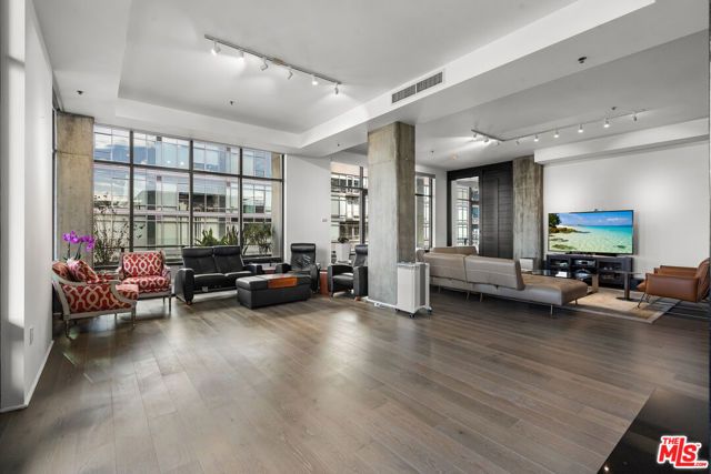 1111 S Grand Avenue PH 1, Los Angeles, CA 90015