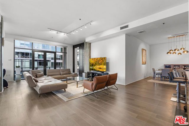 1111 S Grand Avenue PH 1, Los Angeles, CA 90015