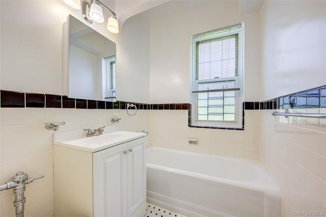 76-35 113th Street 1A, Forest Hills, NY 11375