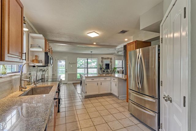 438 Lazy Lane, Montgomery, TX 77356