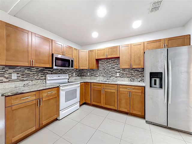 15525 BEDFORD CIRCLE E, Clearwater, FL 33764