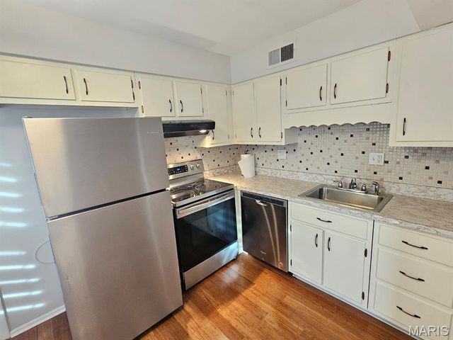 1672 Herault Place A, St Louis, MO 63125