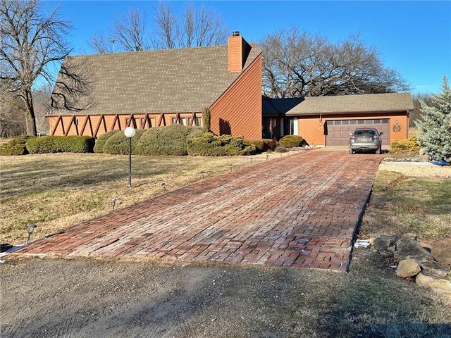 106 Brookview Road, Pittsburg, KS 66762