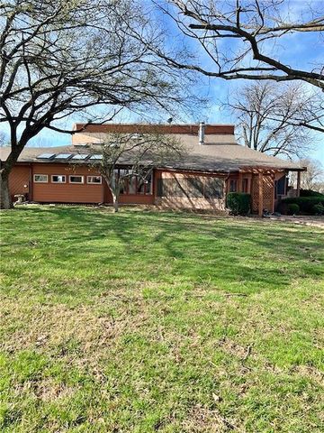 106 Brookview Road, Pittsburg, KS 66762