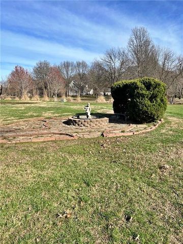 106 Brookview Road, Pittsburg, KS 66762