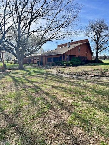 106 Brookview Road, Pittsburg, KS 66762