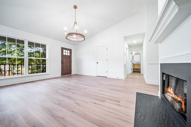 812 Hunters Crossing Ln, Springfield, TN 37172