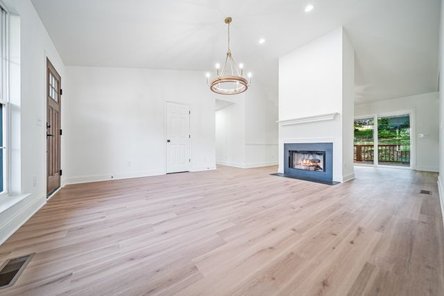 812 Hunters Crossing Ln, Springfield, TN 37172