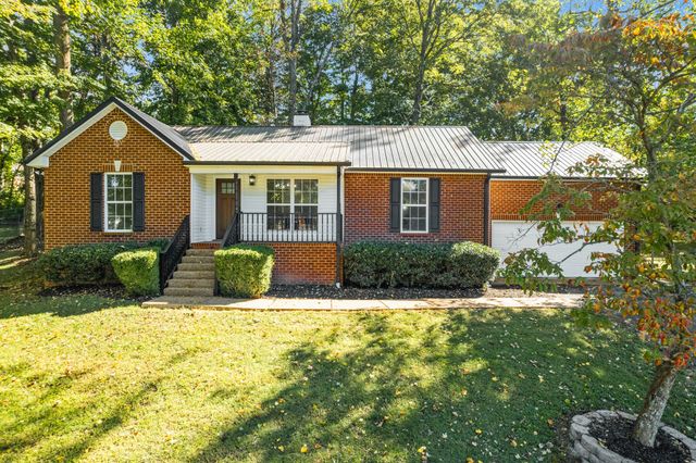 812 Hunters Crossing Ln, Springfield, TN 37172