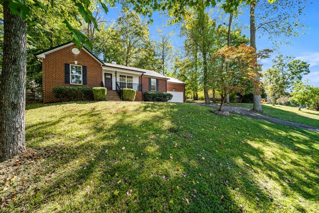 812 Hunters Crossing Ln, Springfield, TN 37172
