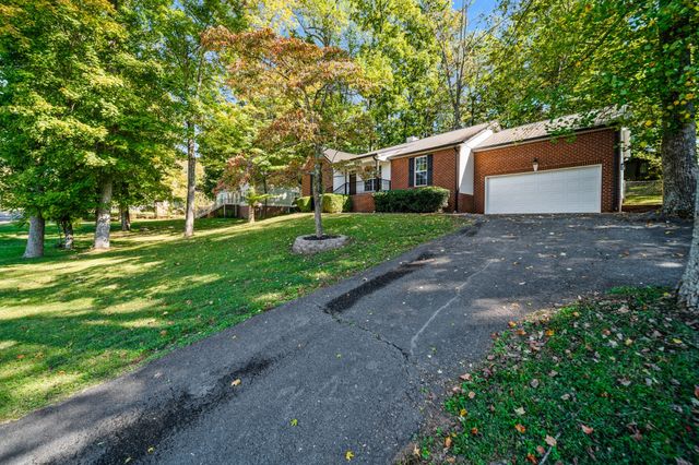 812 Hunters Crossing Ln, Springfield, TN 37172