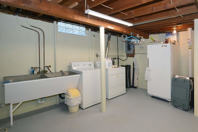 2431 Hillsdale Avenue, Kalamazoo, MI 49006