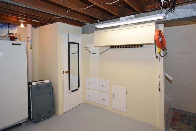 2431 Hillsdale Avenue, Kalamazoo, MI 49006