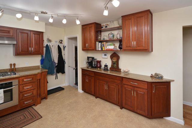 2431 Hillsdale Avenue, Kalamazoo, MI 49006