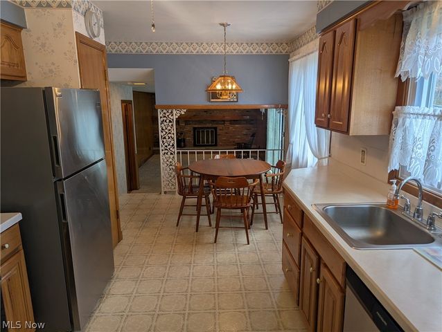 13711 Pineview Court, Middleburg Heights, OH 44130