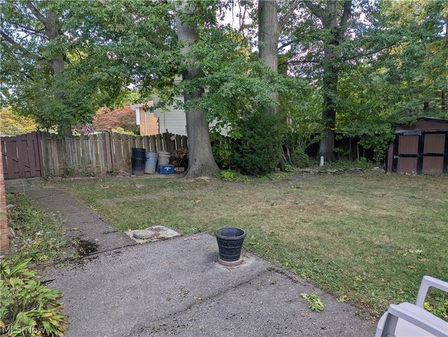 13711 Pineview Court, Middleburg Heights, OH 44130
