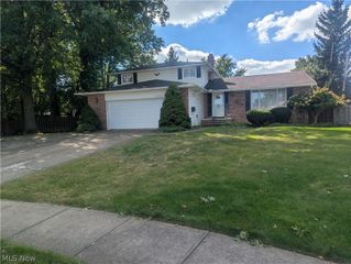 13711 Pineview Court, Middleburg Heights, OH 44130